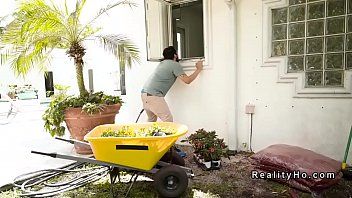 Trabajador de jardín se folla a una milf en la ducha